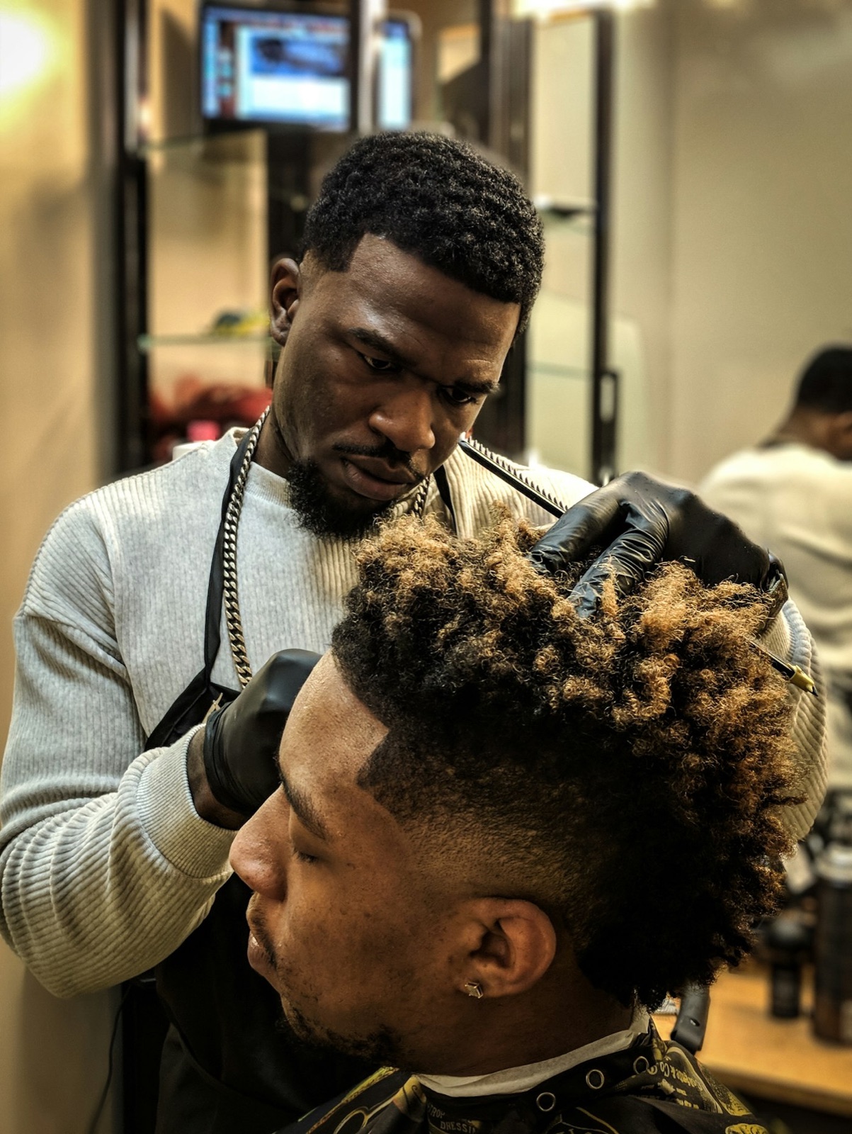 Erick dando forma a un fade con la máquina
