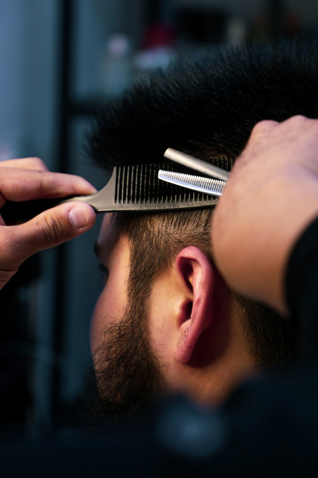 Peine y tijera en un corte a detalle