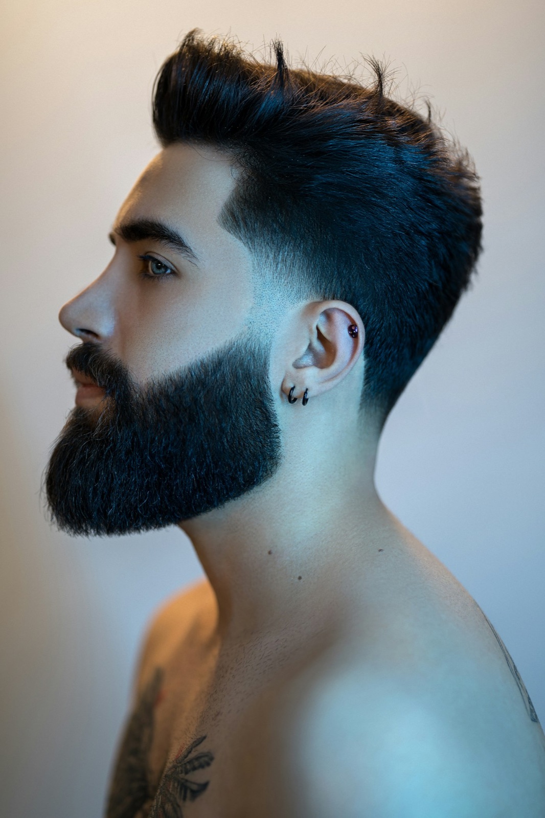 Fade alto con barba perfilada