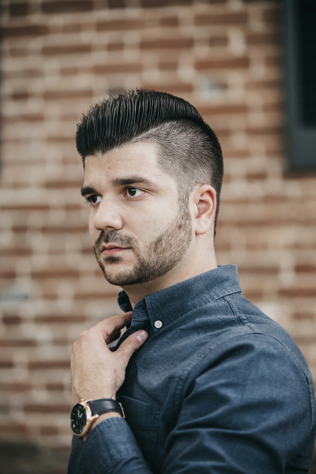 Pompadour con laterales rapados